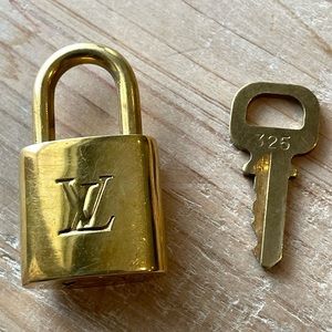 💯 Louis Vuitton Gold Brass Lock & Key